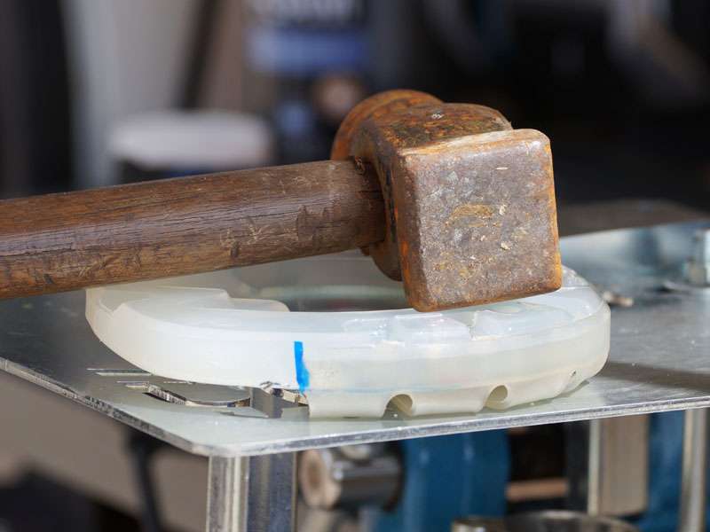 ferratura classic da incollare con colletto adesivo e un martello