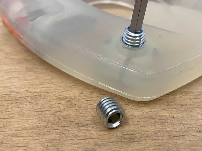 Los tapones hexagonales se utilizan como espaciadores hasta que se instalen los ramplones en la rosca de los herrajes de plástico con núcleo de metal.