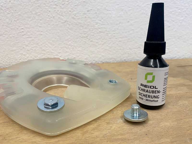 Fijador de roscas para asegurar los ramplones en el inserto roscado del sistema de protección alternativo para los cascos.