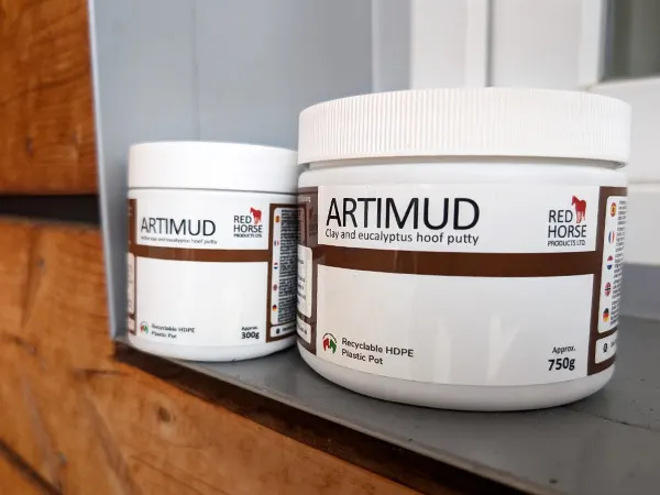 Le due diverse confezioni da 750 g e 300 g di Artimud® sono posizionate su un davanzale.