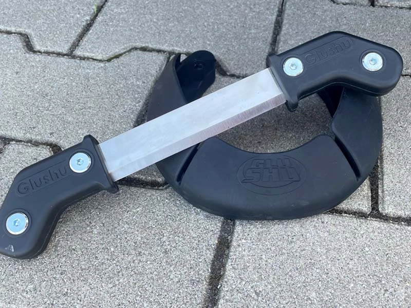 Immagine del Glue-U Draw Knife e del GLUSHU. Entrambi i prodotti sono appoggiati su delle pietre.