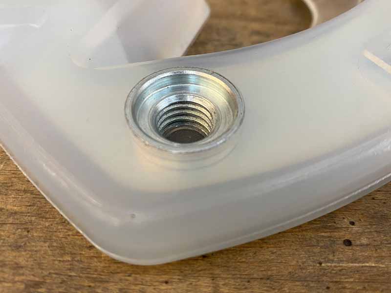 Rosca resistente para los tornillos de los ramplones en la barra transversal del Straight Bar Shoe