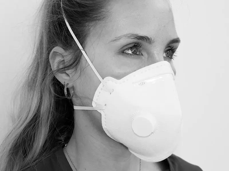 Per proteggere le vie respiratorie, una donna indossa una maschera FFP con valvola per evitare l’inalazione di polvere o particelle durante la ferratura.