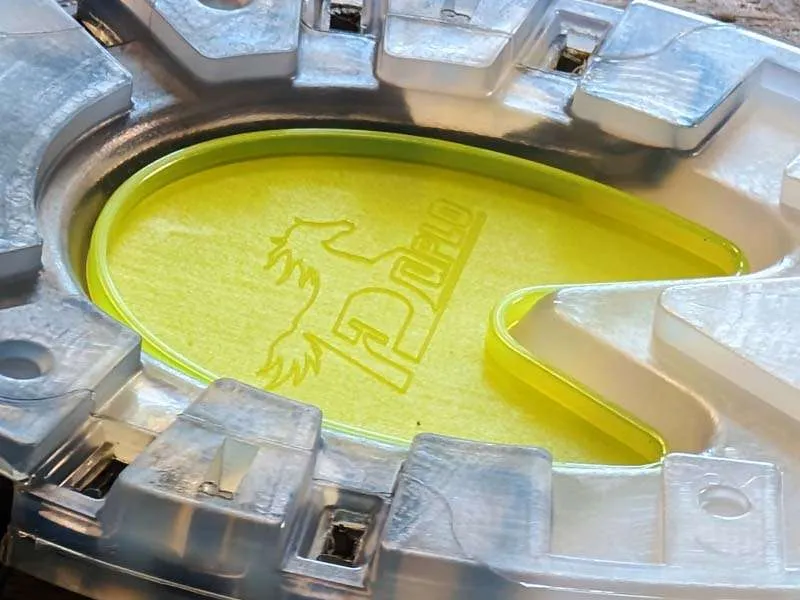 Dettaglio del Hoof Sole Protector giallo per la chiusura della zona della suola aperta di una ferratura; la protezione non è ancora completamente saldata.