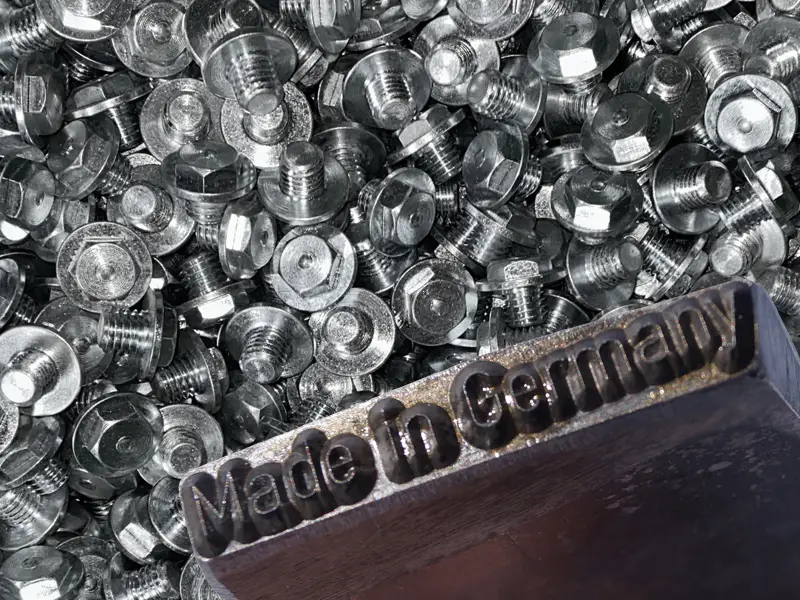 Gleitschutz-Stollen mit Bund und ein Stempel mit der Aufschrift 'made in Germany'.
