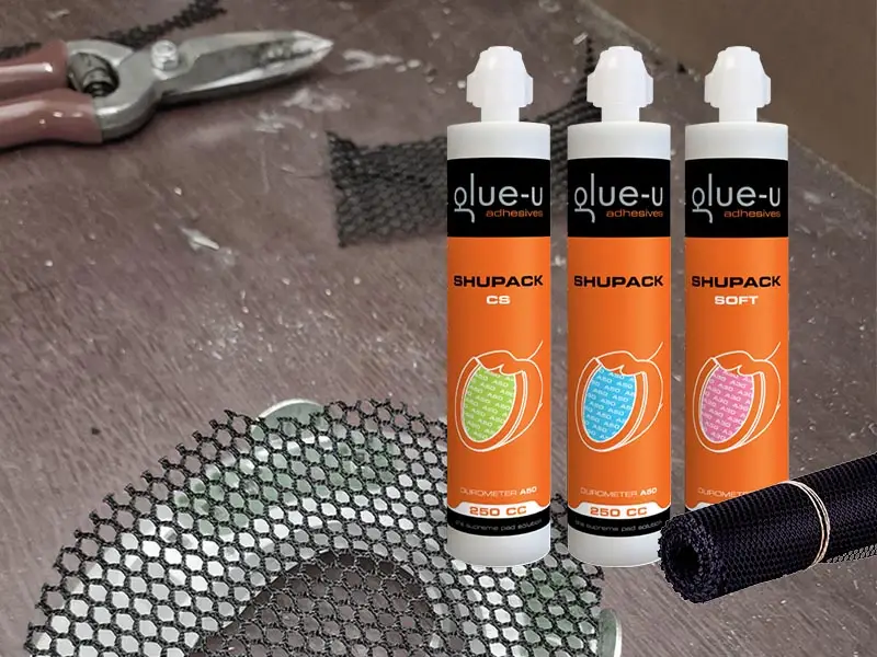 Sul fondo, dei forbici per cuoio ICAR e un ferro alternativo con inserto a rete. In primo piano, la gamma SHUPACK di glue-u.