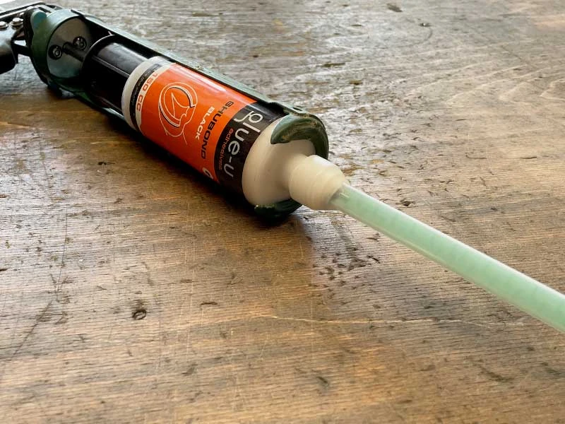 Un GluShu modificato per un punto di roll-over anticipato accanto a una cartuccia di SHUBOND.
