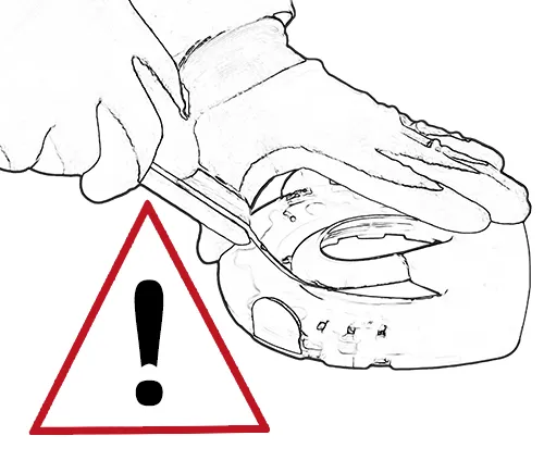 VAttention lors du retrait de la lèvre en plastique.