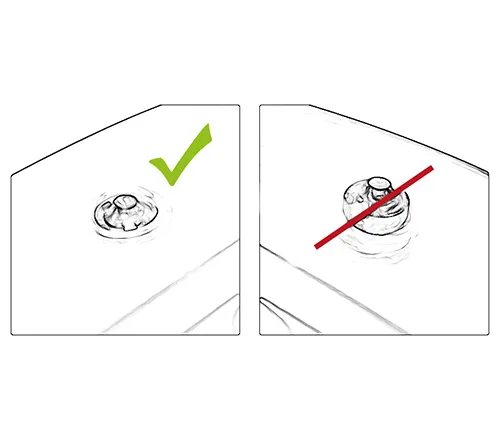 Un spike est fixé dans la ferrure Duplo. Correct : la pointe du spike reste visible. Incorrect : la tête du spike reste visible.