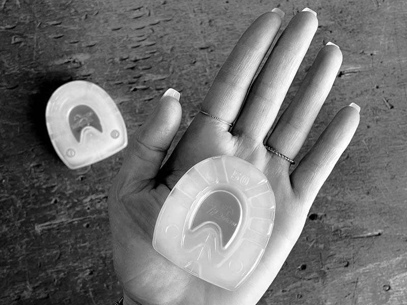herradura de pony más pequeño está en la mano de una mujer