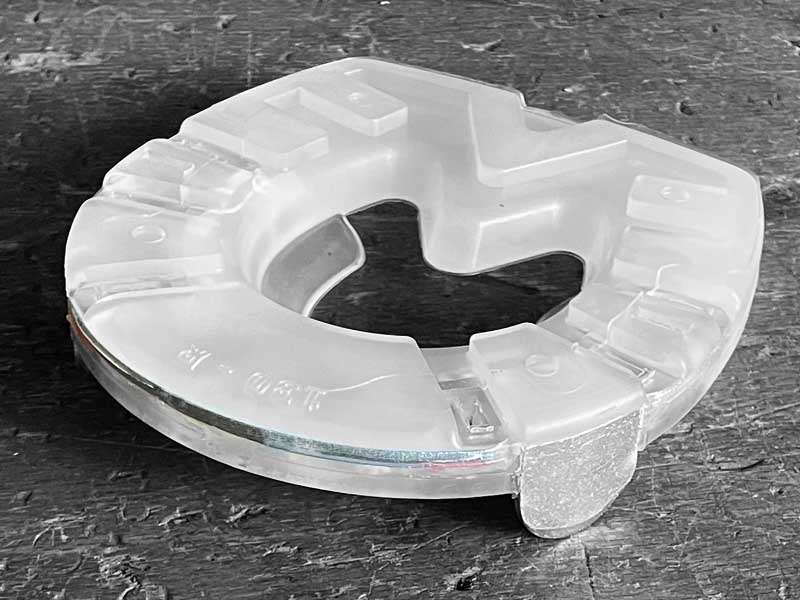 Herradura de material compuesto con borde protector de acero en la zona de la pinza y con pestañas laterales