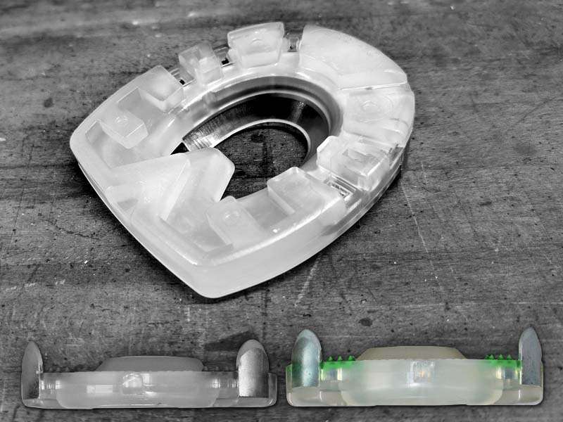Herradura de sangre fría con cubierta de plástico apoyada sobre madera; el detalle muestra la comparación del grosor de la herradura de sangre fría con una herradura compuesta normal.