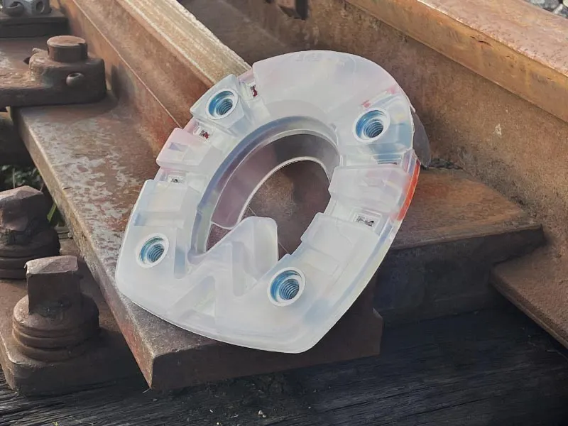 Ferro di cavallo pesante a barra dritta dal design particolarmente robusto con quattro fori filettati per l'inserimento e la sostituzione di ramponi.
