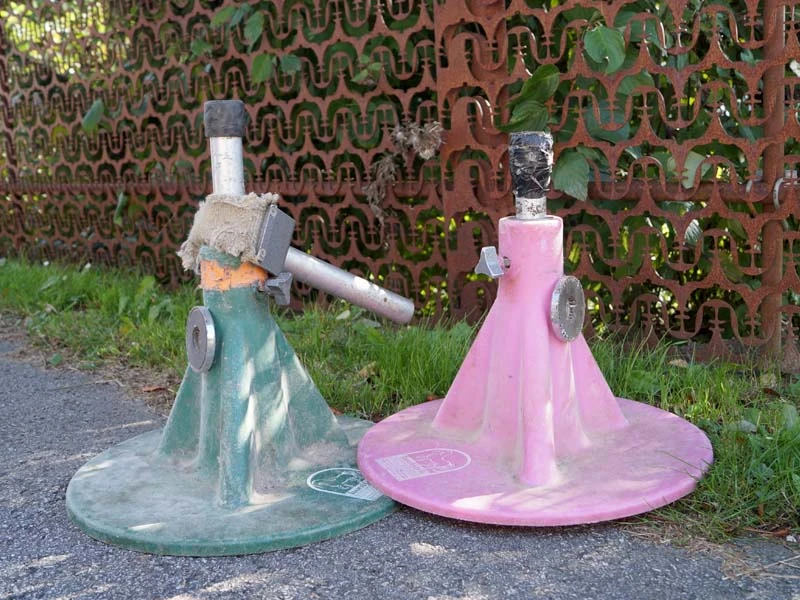 Un Hoofjack&reg; verde accanto a uno rosa. Entrambi già utilizzati nel lavoro quotidiano con i cavalli.