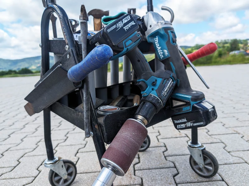 Werkzeugwagen eines Hufschmieds oder Hufbearbeiters mit Raspeln, Flex, Hoof Buffer, Hufbeschlaghammer und mehr.