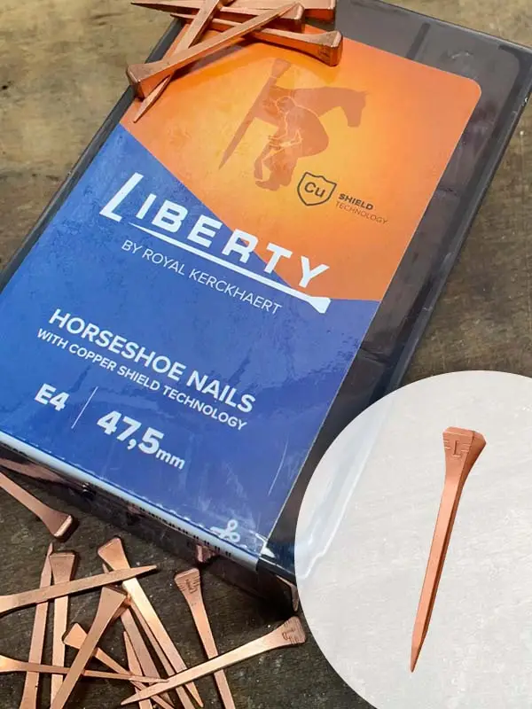 chiodi in rame Liberty e la confezione corrispondente su un banco da lavoro