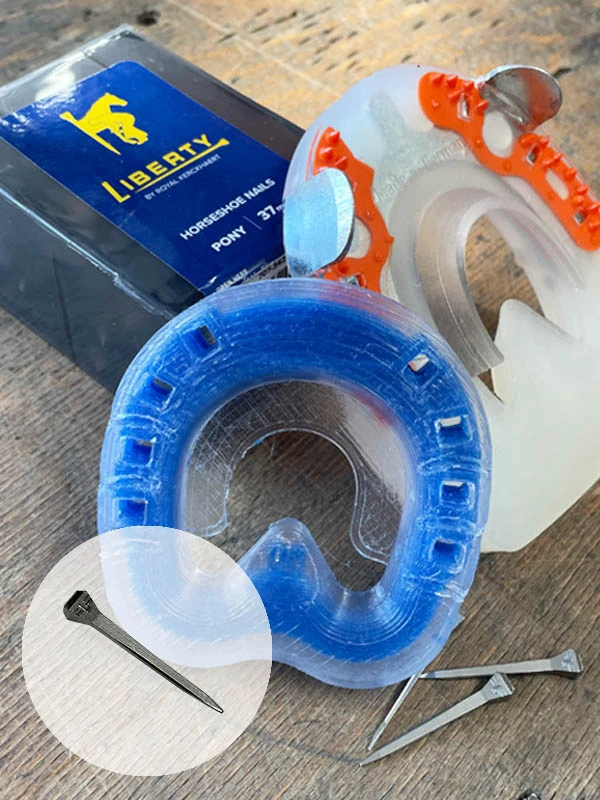 Imagebild für die Pony Hufnägel von Liberty von Royal Kerckhaert; man sieht die Pony-Nägel, die grüne Verpackung, sowie einen blueline&reg; evo! Kombi-Hufbeschlag und einen Duplo Verbundbeschlag.
