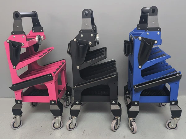 The Blacksmith Tool Box Air 300 is available in black, pink and blue and stands out with its innovative design.