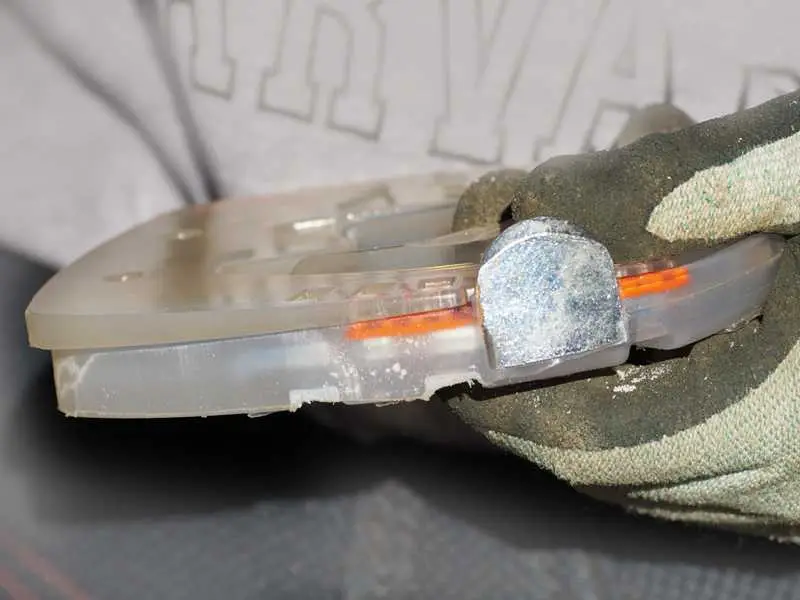 Soletta a cuneo con una protezione dello zoccolo alternativa di materiale composito con barbette