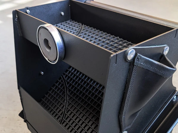 Un pratico magnete potente facilita il lavoro. Gli utensili importanti sono sempre a portata di mano.