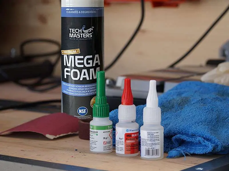 Accessories for an adhesive horse shoe - rapid glue, MEGA FOAM, sandpaper and a towel