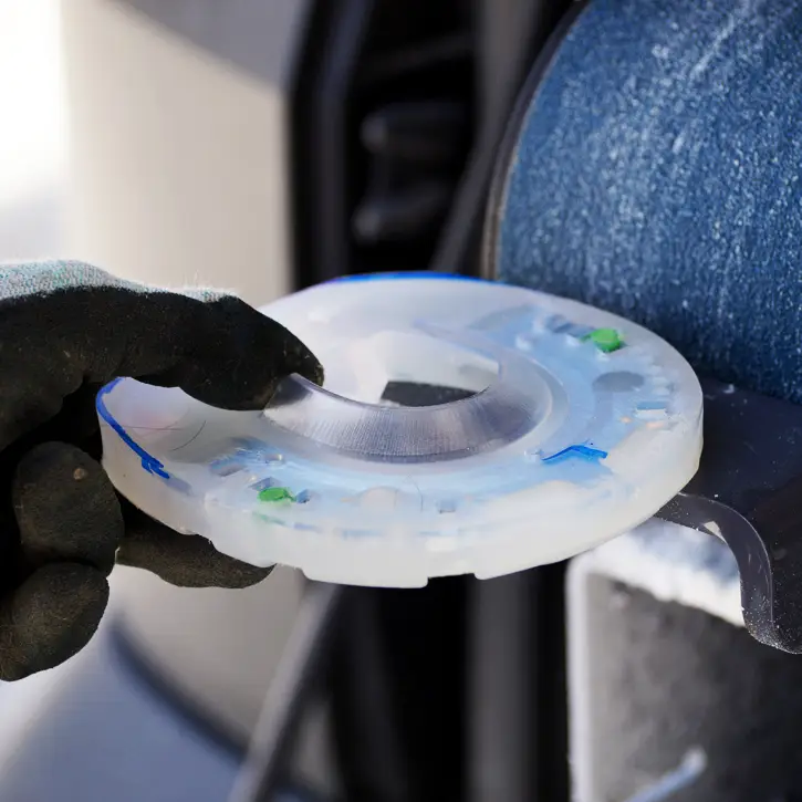 Adjusting a composite Horseshoe with the help of the belt grinder