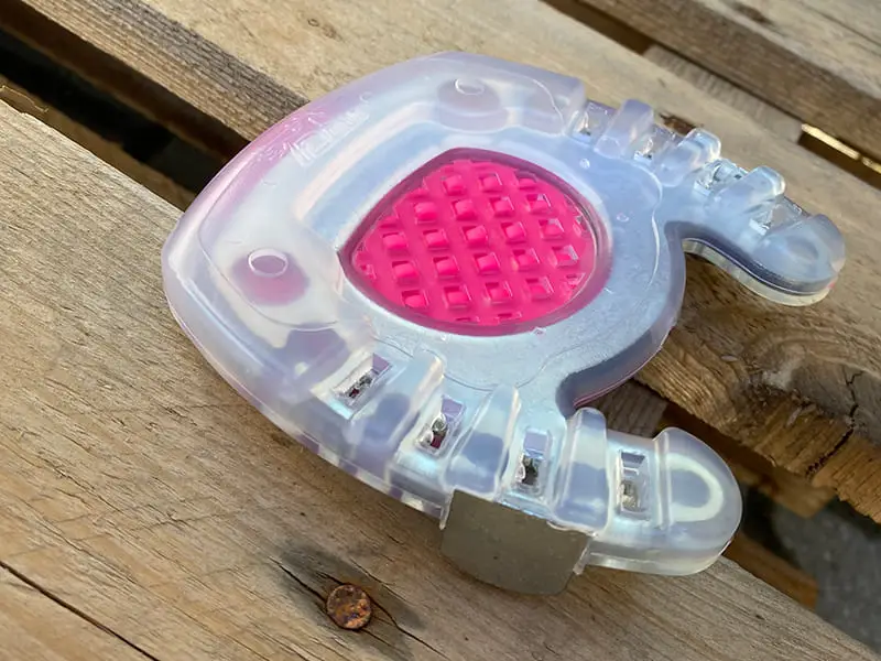Uso di materiale di imbottitura con una ferratura composita a punta aperta (nota anche come ferratura per laminite / rifondimento) con barbette e suola a griglia.