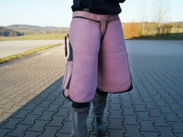 Una maniscalca indossa il grembiule Elite corto di colore rosa.