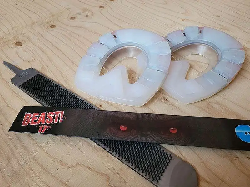 Râpe à sabot Save Edge The Beast 17 pouces du groupe Kerckhaert et fers composites pour chevaux de trait.