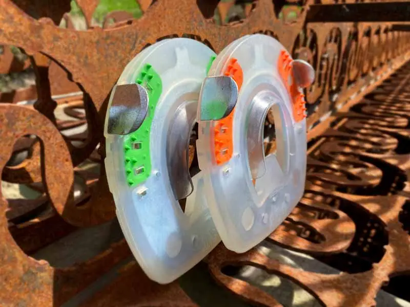 Deux mélanges de plastique de dureté différente du fer composite Straight Bar sont visibles.