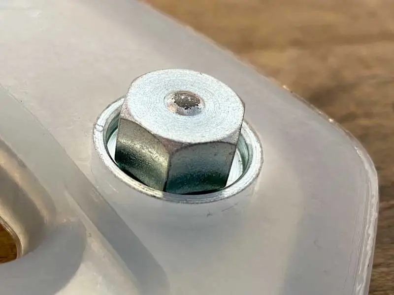 Un rampone esagonale è avvitato nell’inserto filettato della ferratura composita.