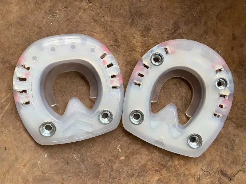 Un modèle spécial du Straight Bar Shoe est équipé de crampons. Il est utilisé notamment en saut d'obstacles et en concours complet.
