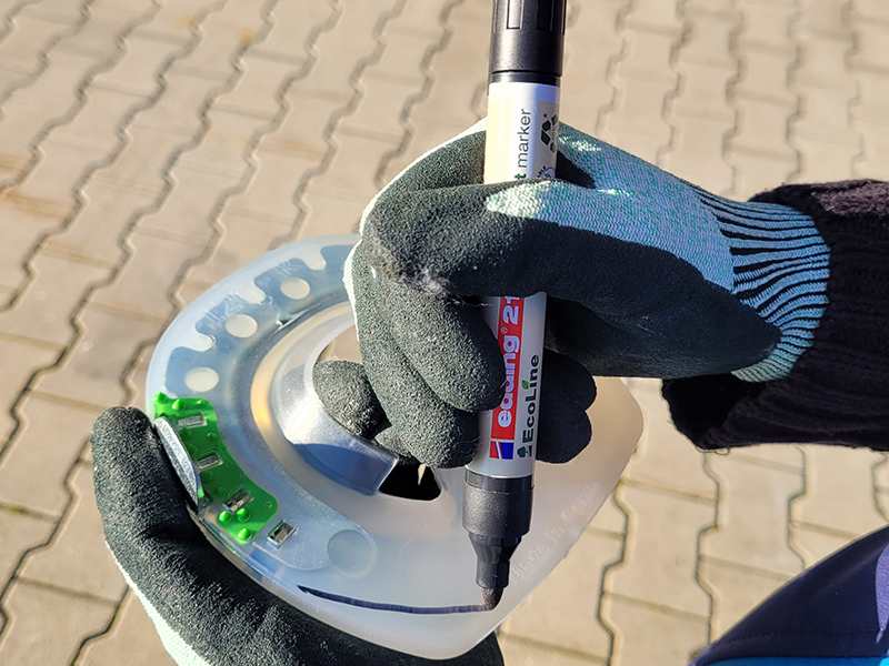 Dibujar la forma del casco en un herraje compuesto con un marcador permanente 21 EcoLine de edding.
