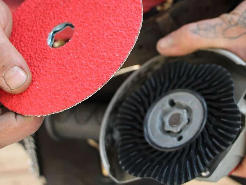 Disque fibre avant le montage sur une meuleuse d’angle équipée du plateau COMBICLICK de PFERD.